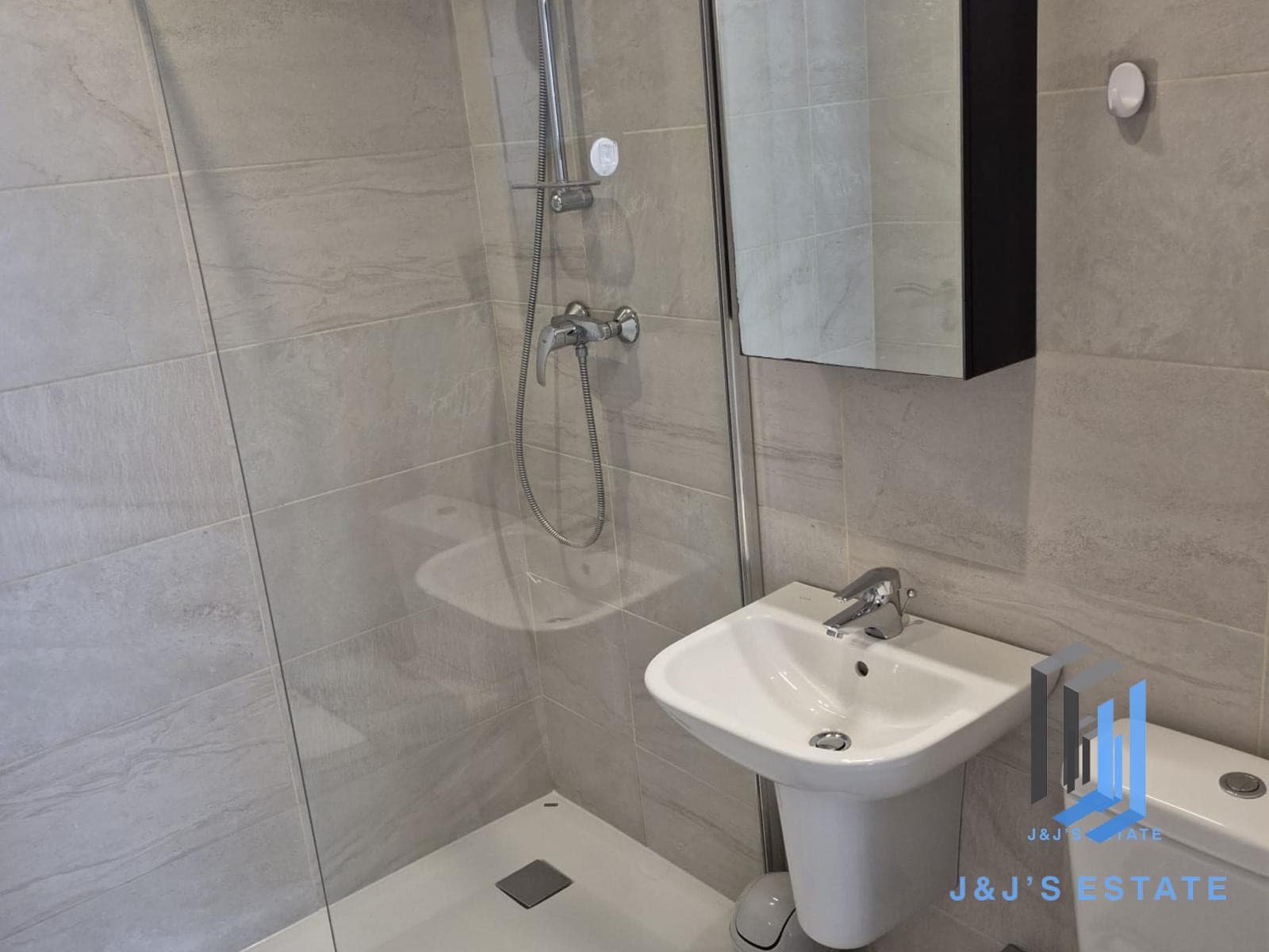 Three-bedroom apartment with ensuites in central Gzira · 9
