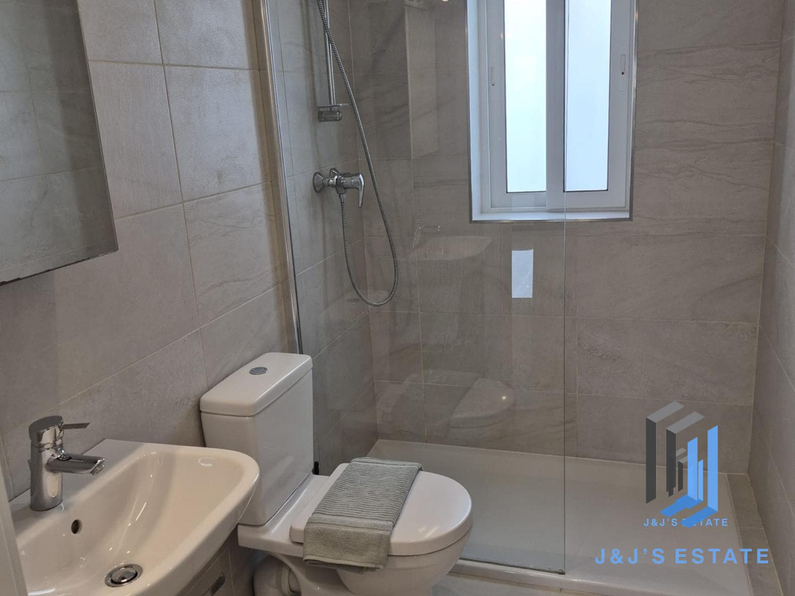 Three-bedroom apartment with ensuites in central Gzira · 13