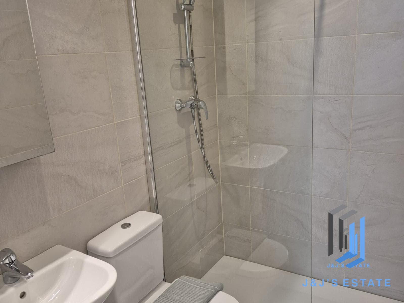 Three-bedroom apartment with ensuites in central Gzira · 14