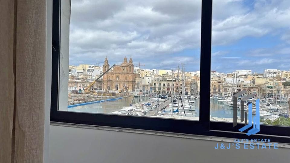 Fully furnished 3-bedroom apartment on the marina in Pieta · 8