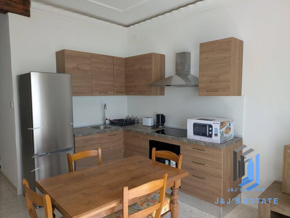 Modern 2-Bedroom Maisonette with Country Views · 2