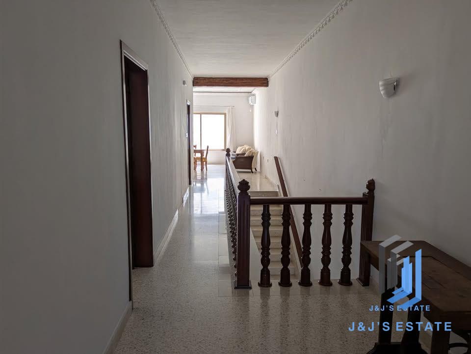 Modern 2-Bedroom Maisonette with Country Views · 5