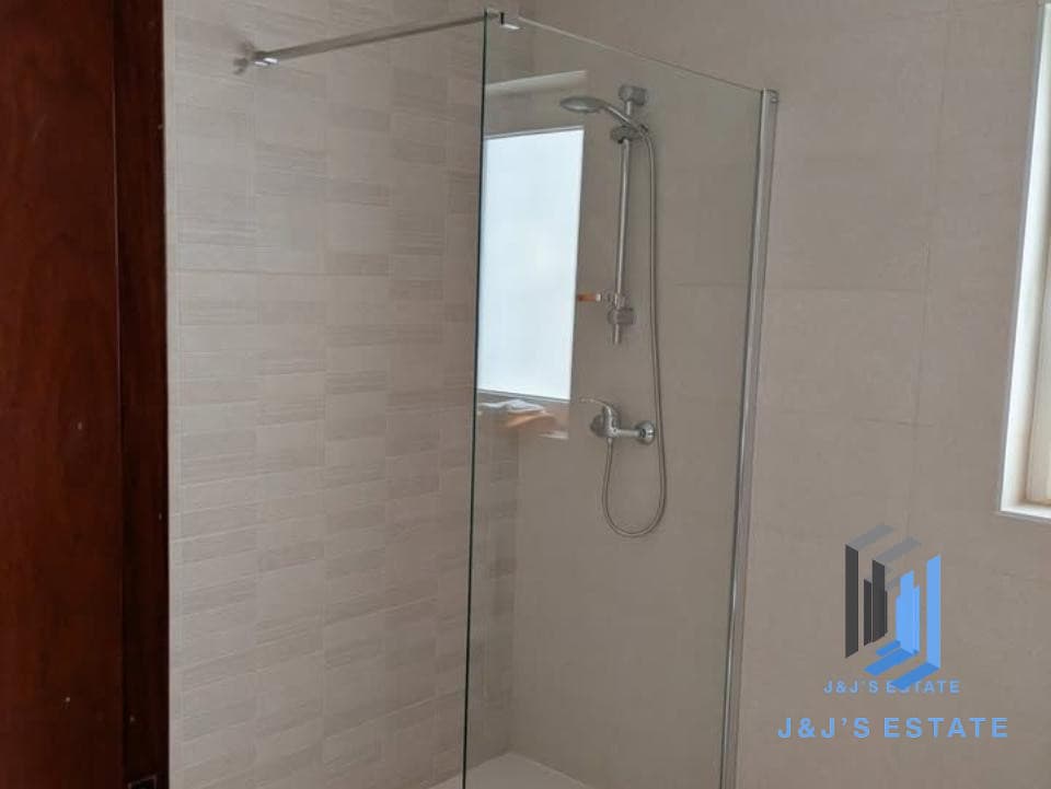Modern 2-Bedroom Maisonette with Country Views · 6