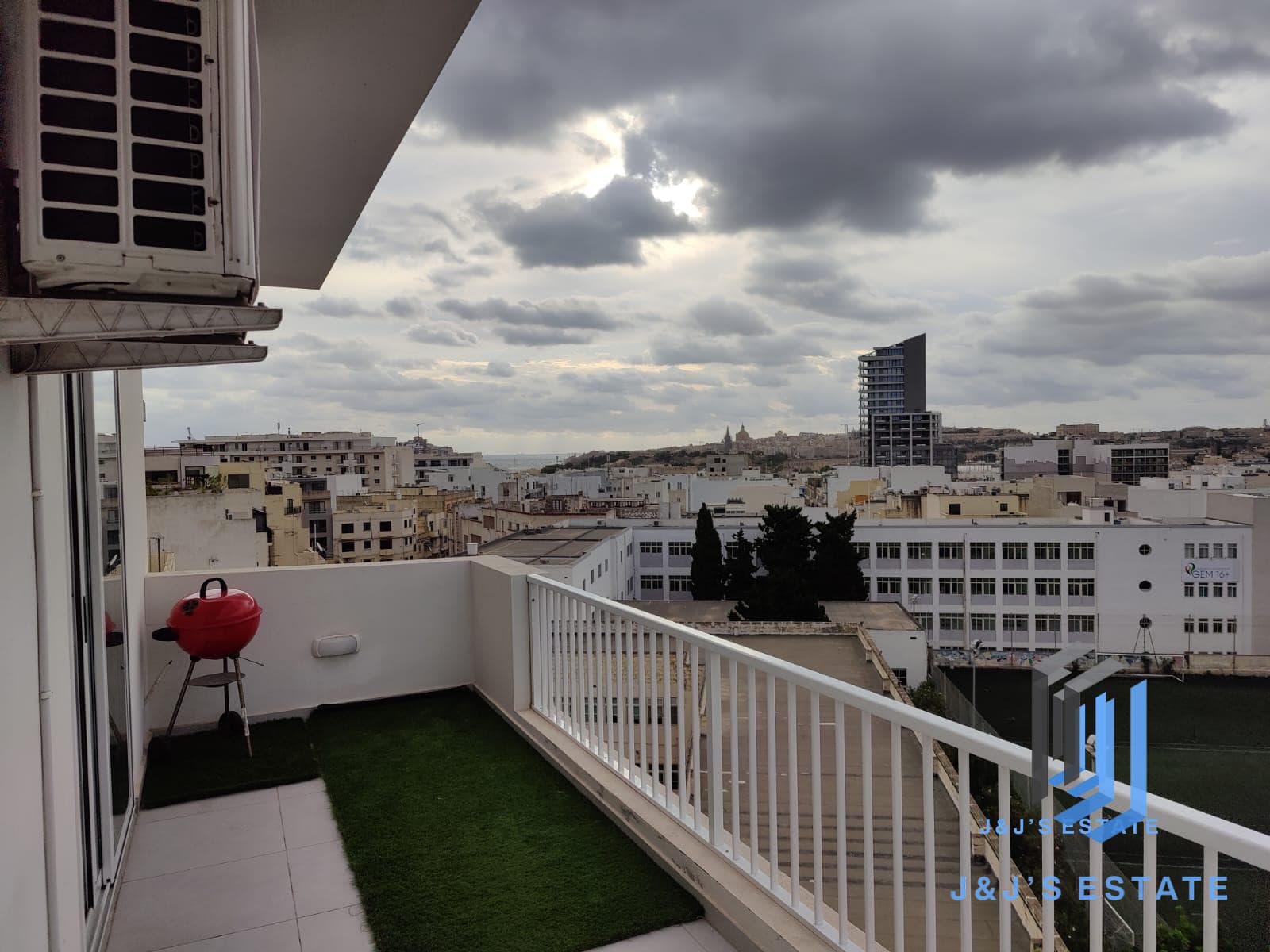 Modern 2-Bedroom Apartment in Central Gzira · 5
