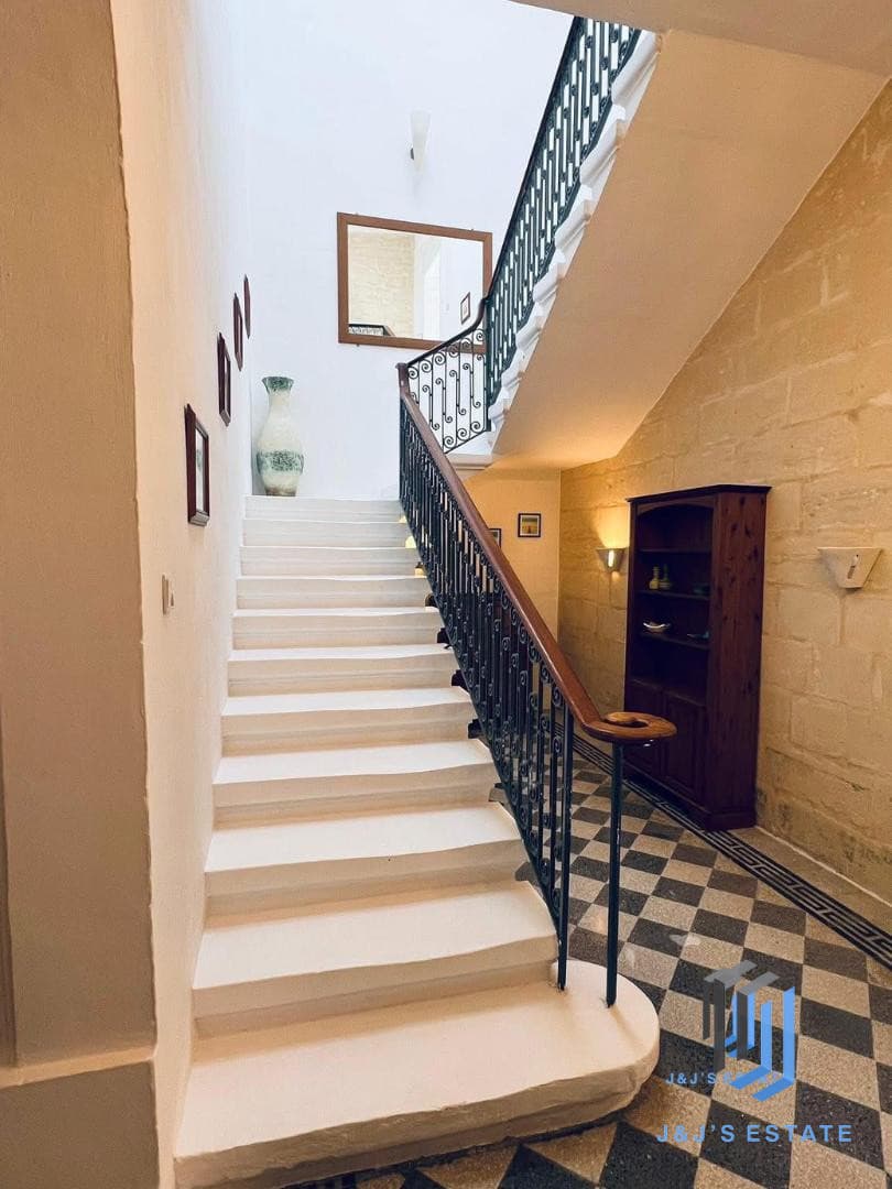 Newly Renovated 3-Bedroom Townhouse in Sliema · 4