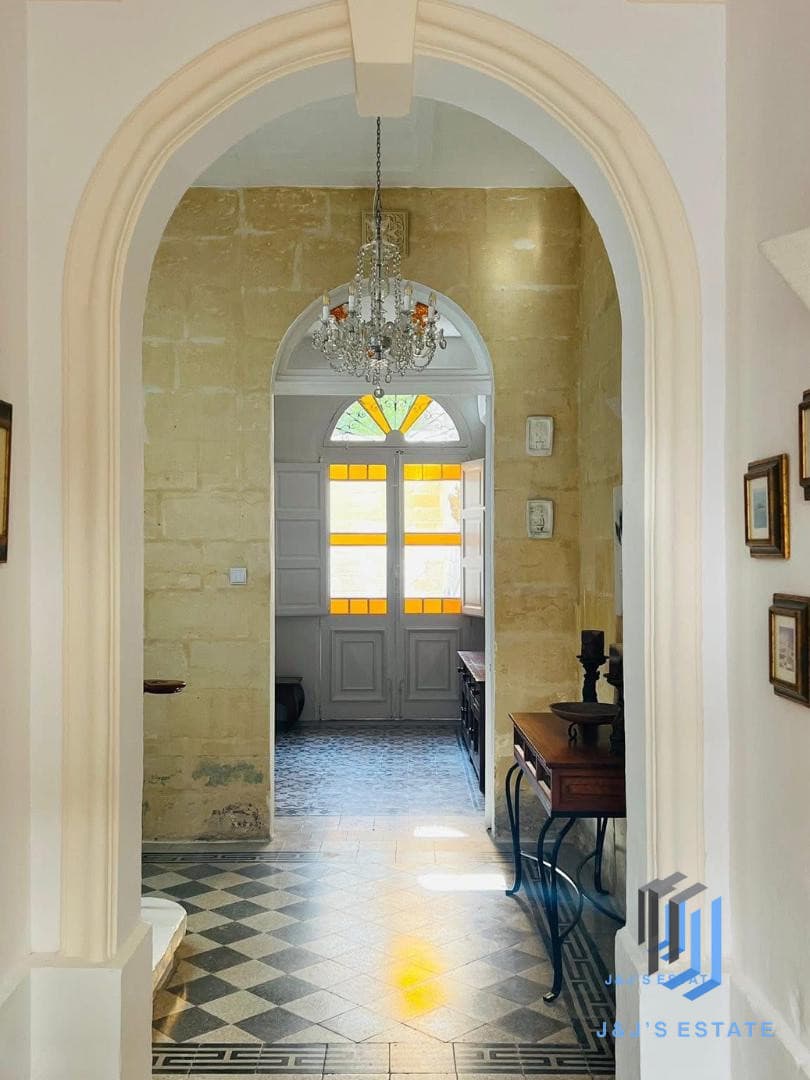 Newly Renovated 3-Bedroom Townhouse in Sliema · 5