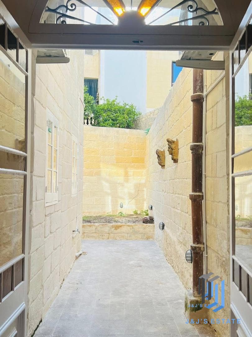 Newly Renovated 3-Bedroom Townhouse in Sliema · 7