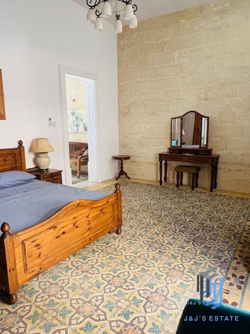 Newly Renovated 3-Bedroom Townhouse in Sliema · 10