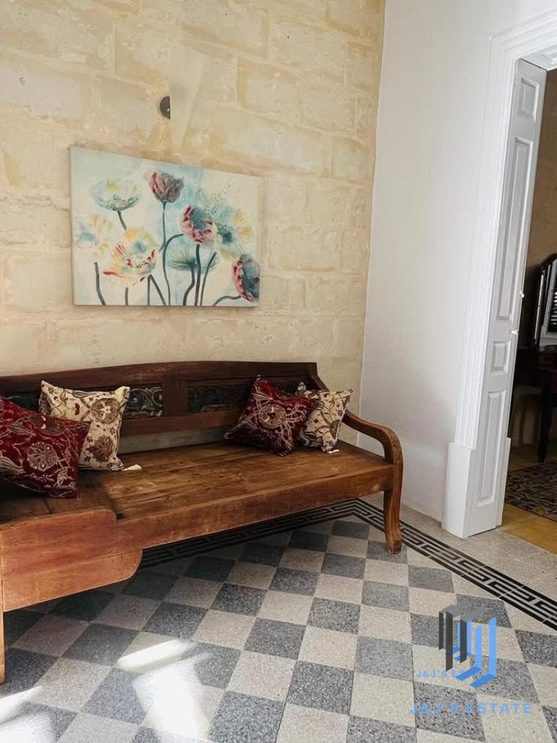 Newly Renovated 3-Bedroom Townhouse in Sliema · 11