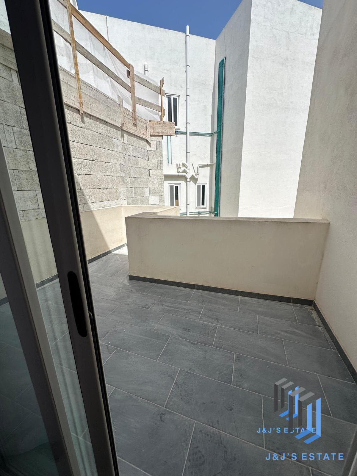 Modern 2-Bedroom Duplex Penthouse in Gzira with Terrace · 5