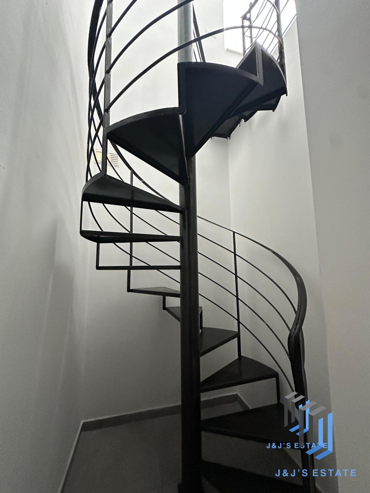 Modern 2-Bedroom Duplex Penthouse in Gzira with Terrace · 7