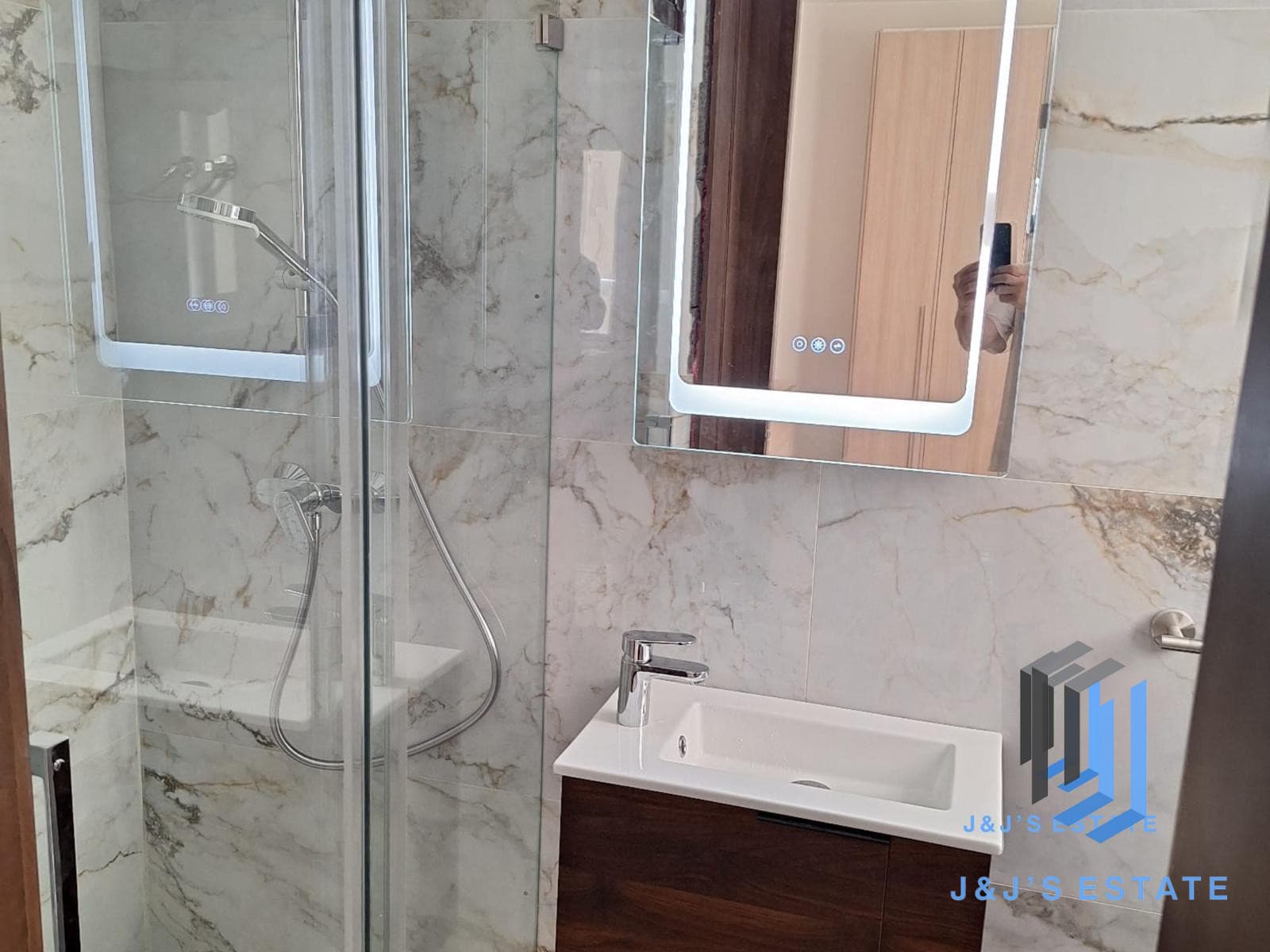 Spacious 3-Bedroom Apartment in Balzan · 8