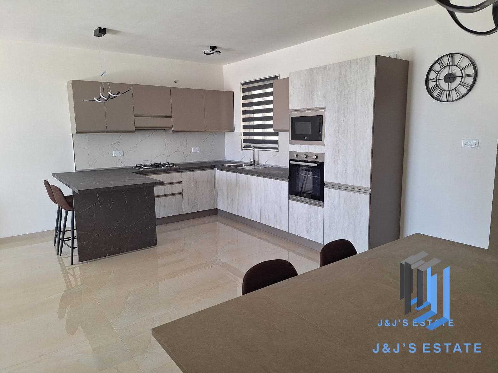 Spacious 3-Bedroom Apartment in Balzan · 12