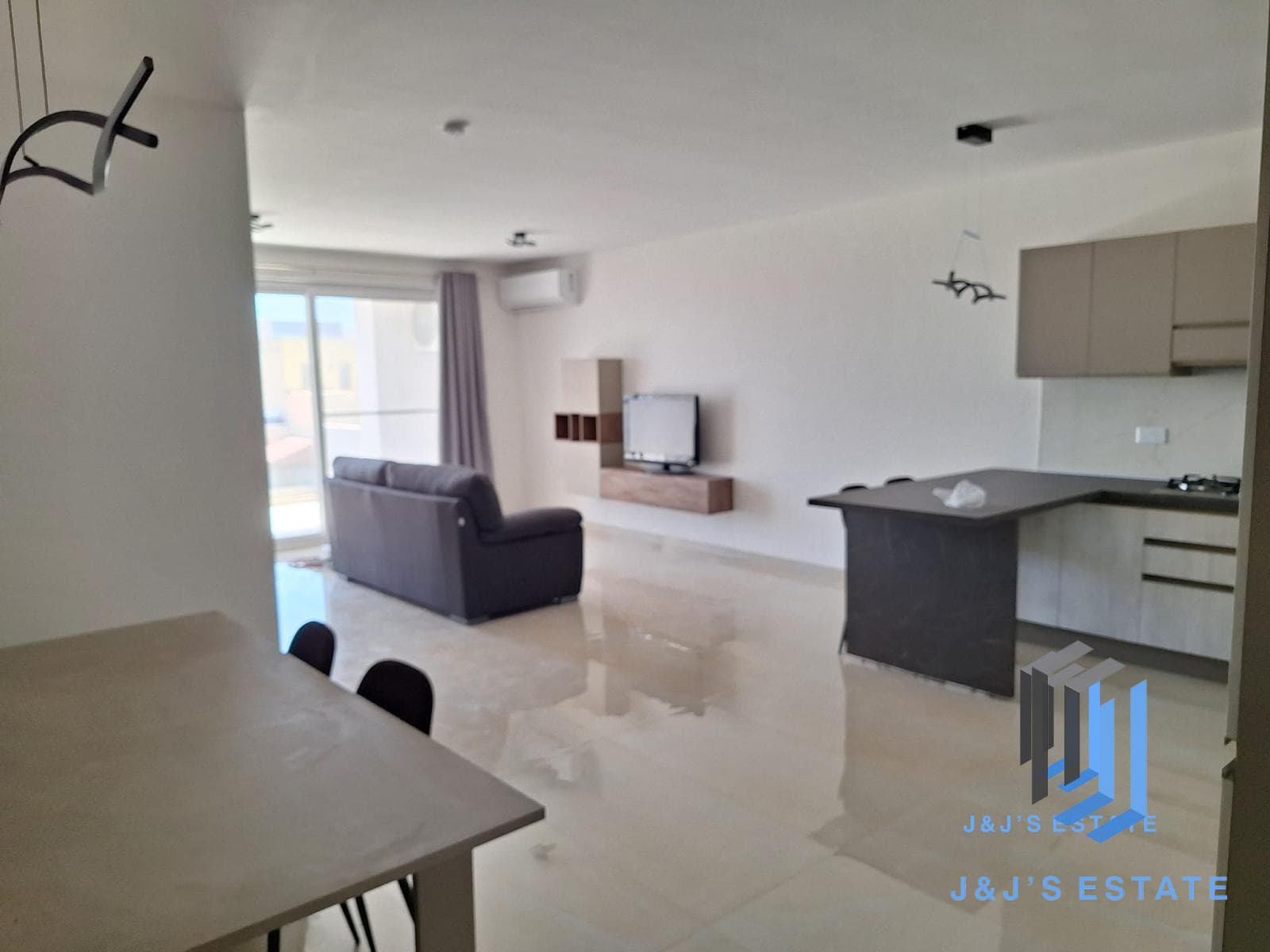 Spacious 3-Bedroom Apartment in Balzan · 13
