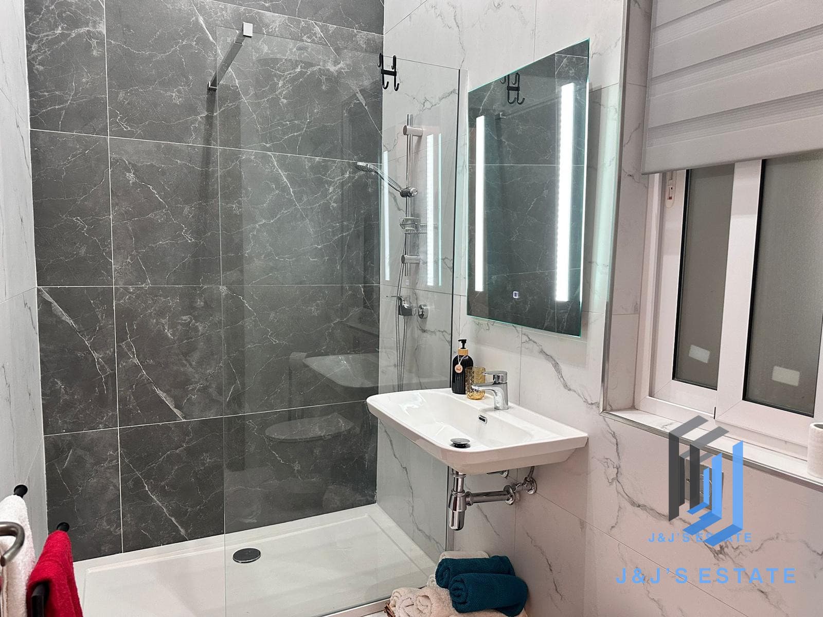 Modern 1-Bedroom Apartment in St Julian's · 12