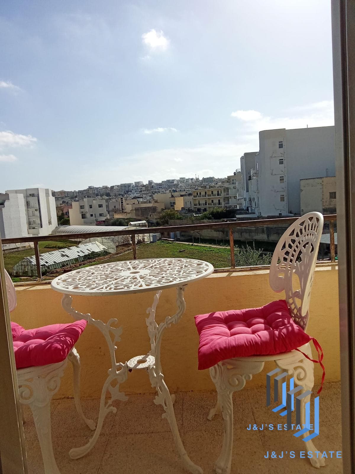 Modern 2-Bedroom Apartment in Swieqi · 8