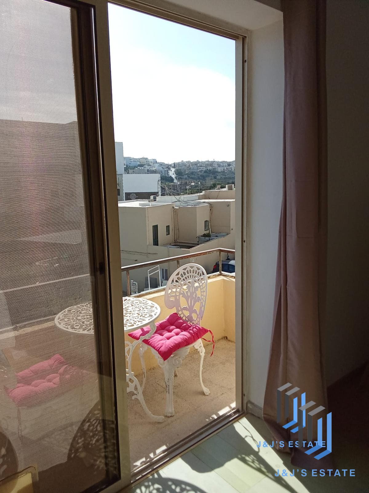 Modern 2-Bedroom Apartment in Swieqi · 10