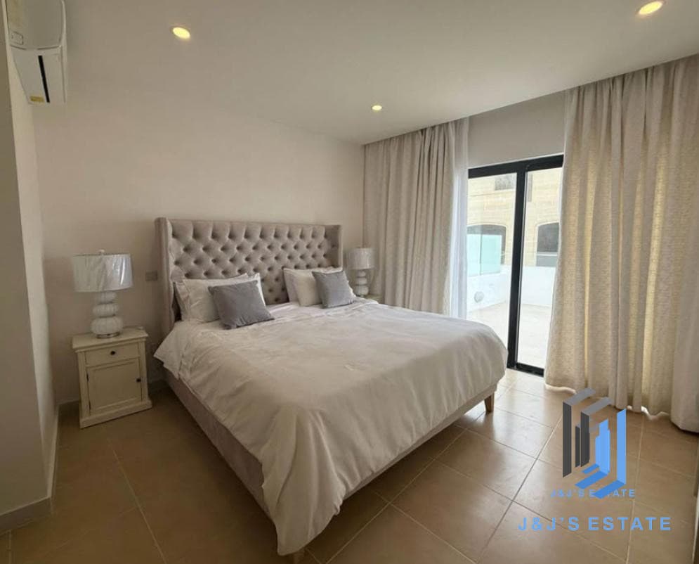 Elegant Penthouse with Huge Terrace in Marsalforn, Gozo · 5