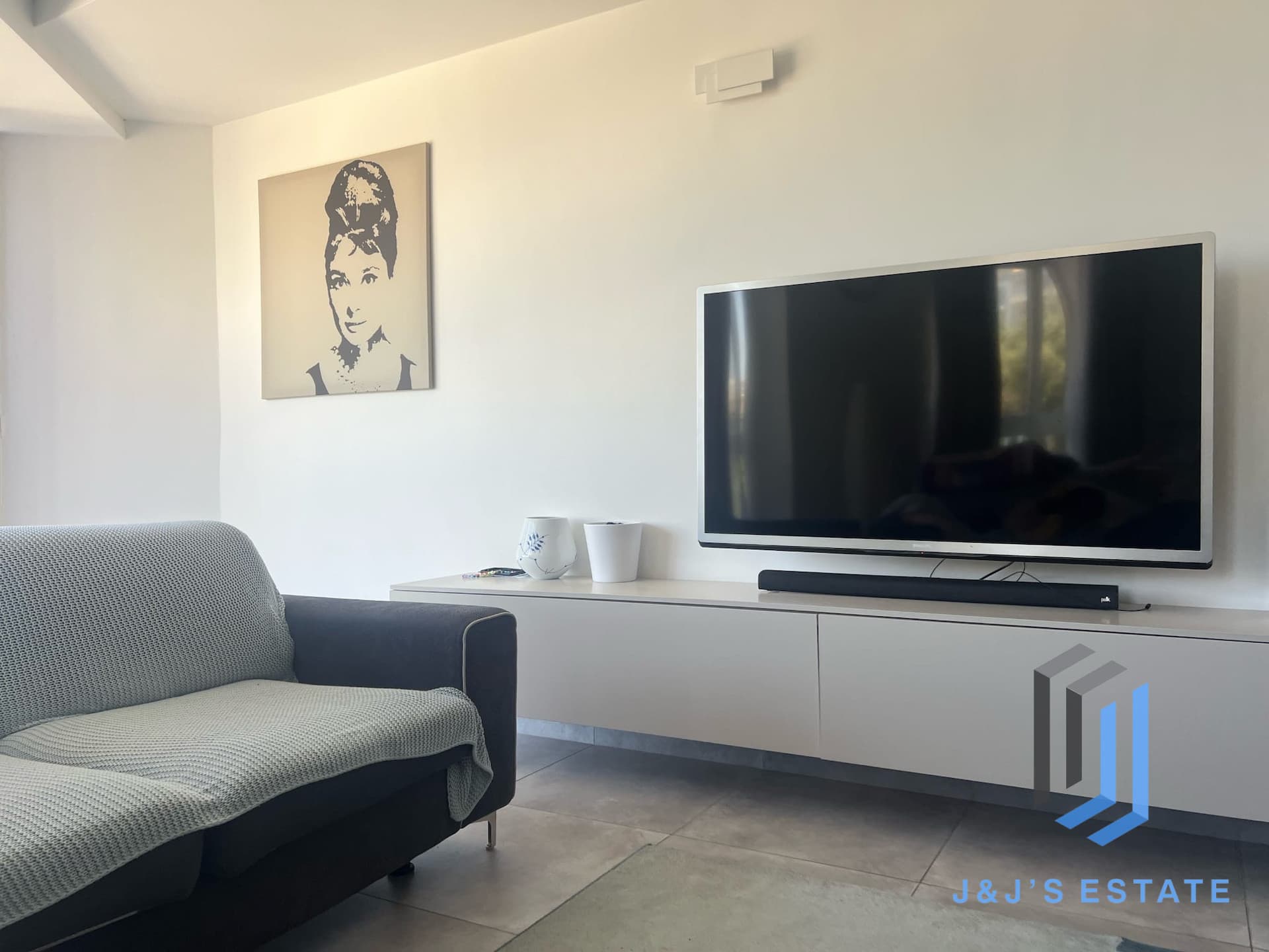 Modern Seafront 3-Bedroom Apartment with Car Space · 16