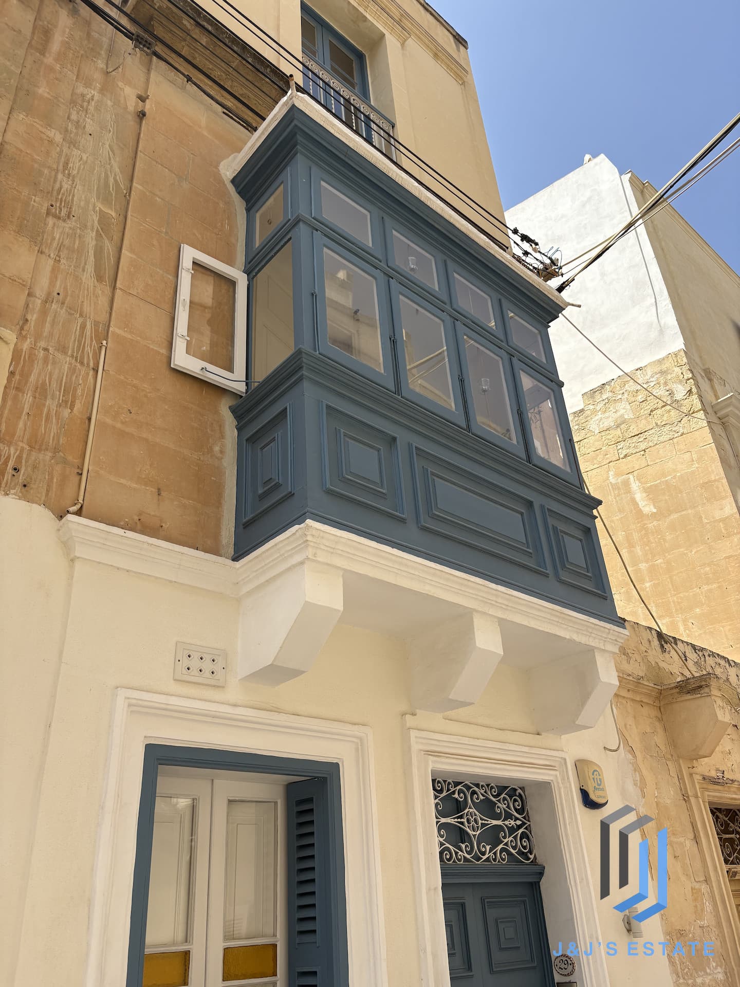 Elegant 4-Bedroom Townhouse with Courtyard and Roof Terrace in Sliema · 2