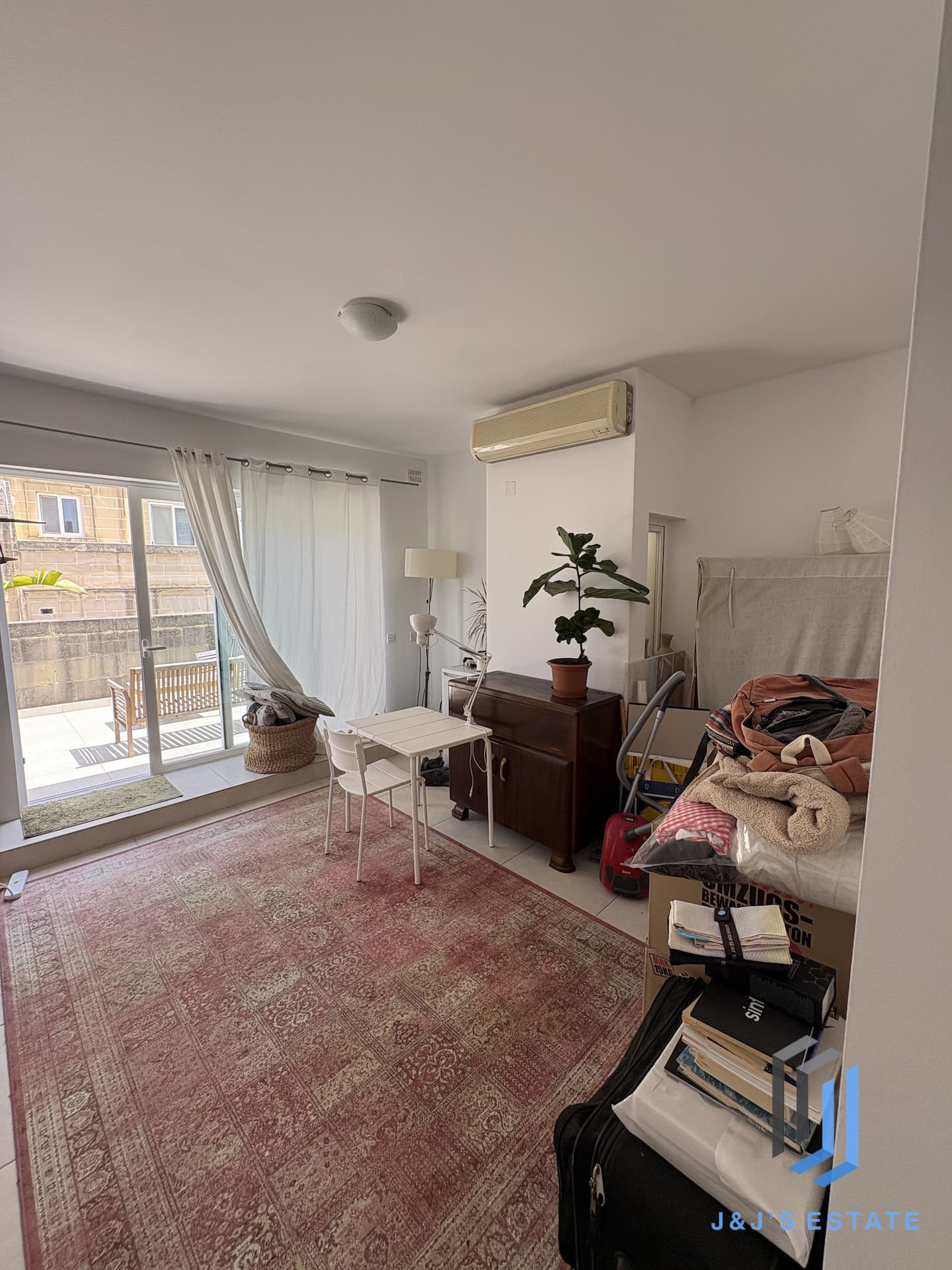 Elegant 4-Bedroom Townhouse with Courtyard and Roof Terrace in Sliema · 24
