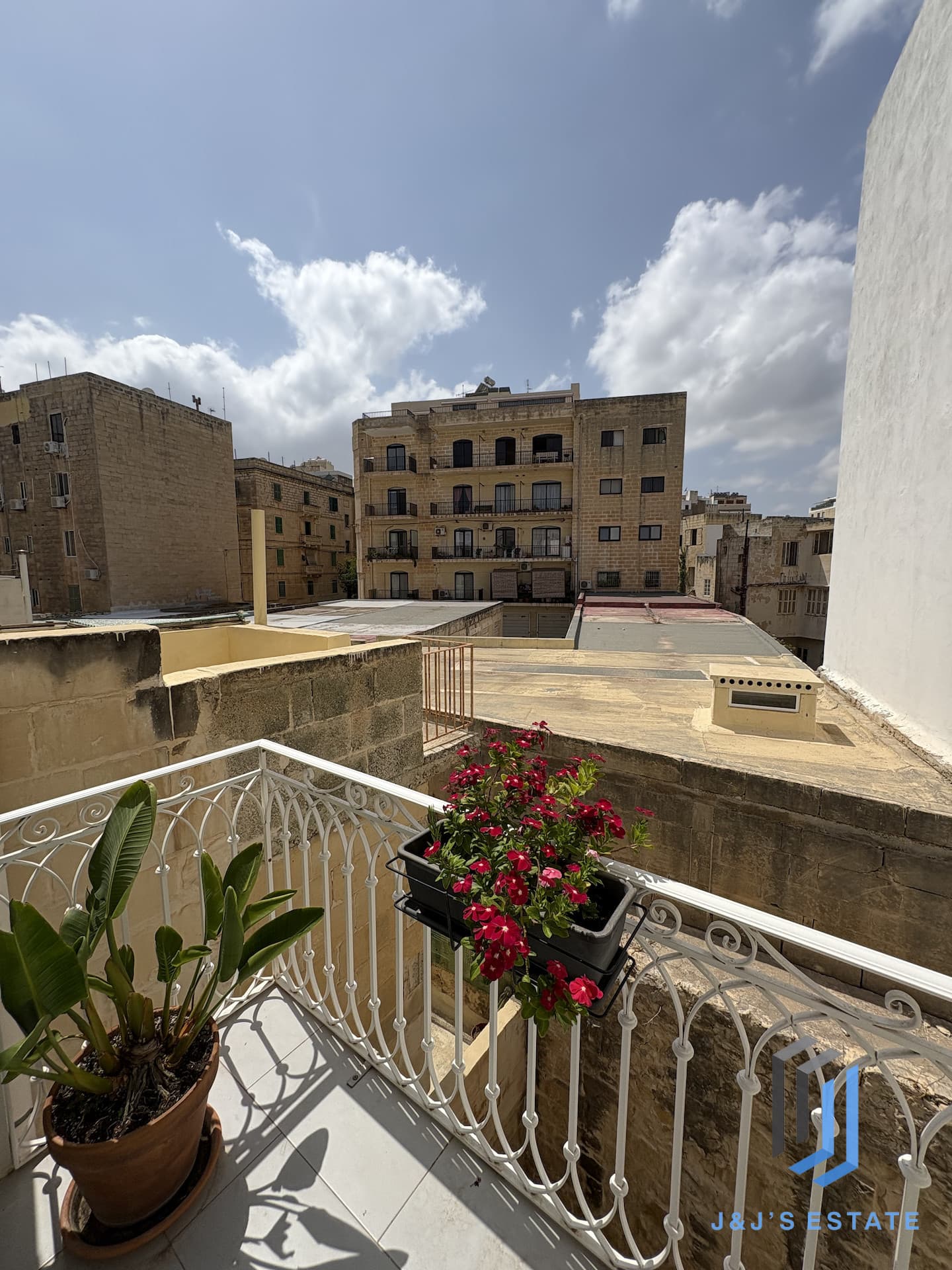 Elegant 4-Bedroom Townhouse with Courtyard and Roof Terrace in Sliema · 27
