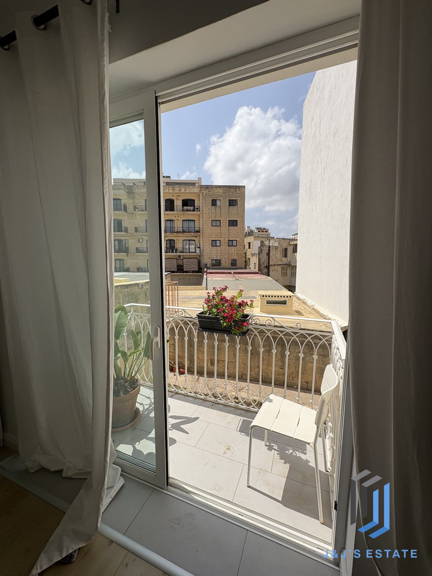 Elegant 4-Bedroom Townhouse with Courtyard and Roof Terrace in Sliema · 28