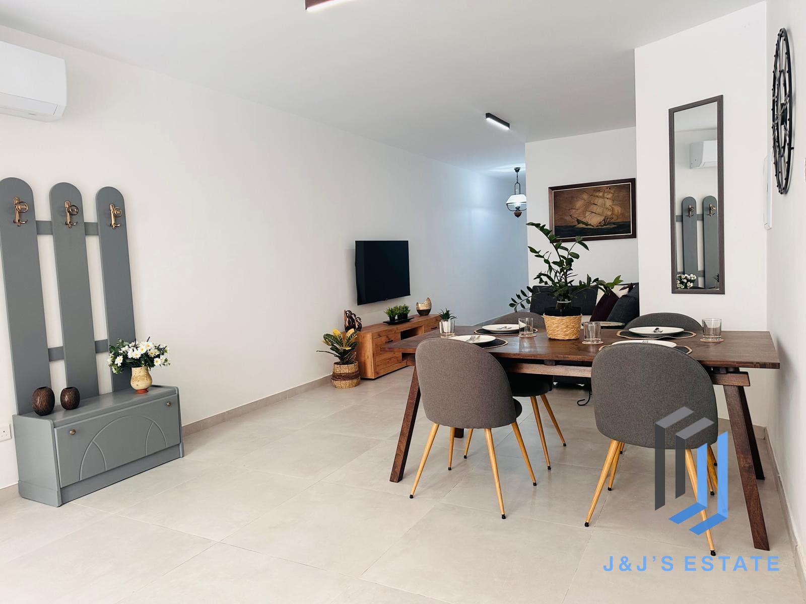 3 Bedroom Maisonette with Back Terrace · 4