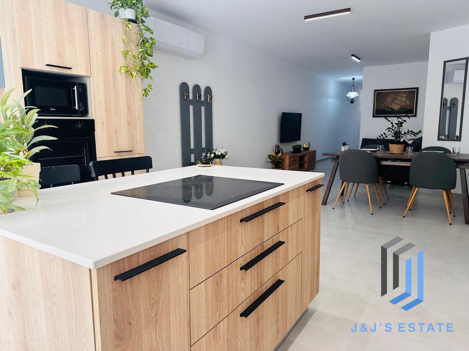 3 Bedroom Maisonette with Back Terrace · 5