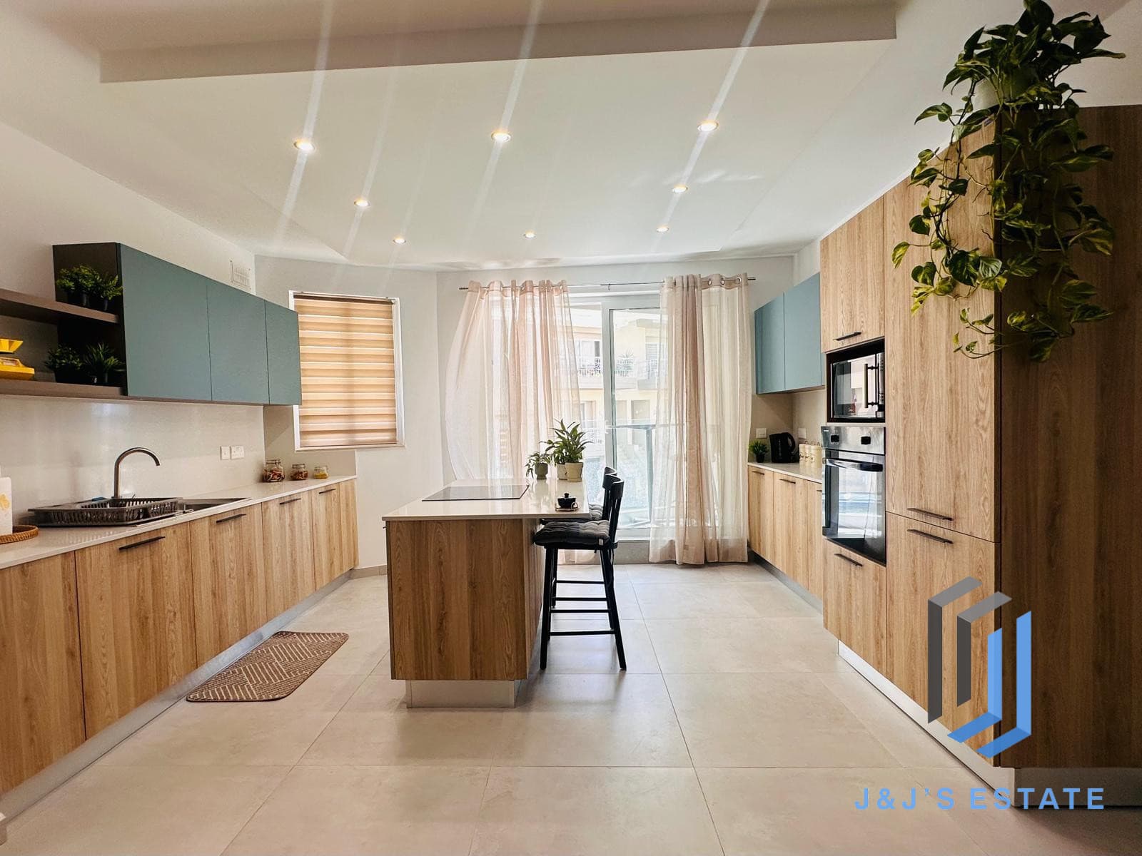 3 Bedroom Maisonette with Back Terrace · 3