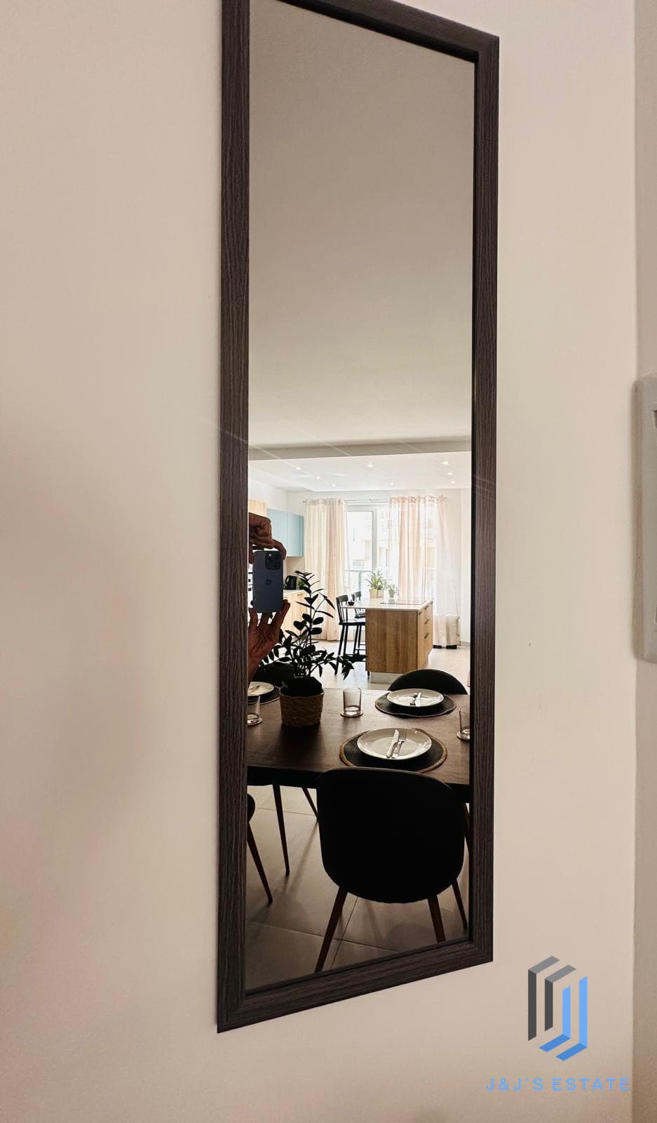 3 Bedroom Maisonette with Back Terrace · 7