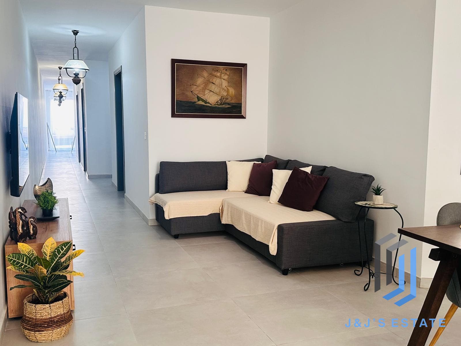 3 Bedroom Maisonette with Back Terrace · 8