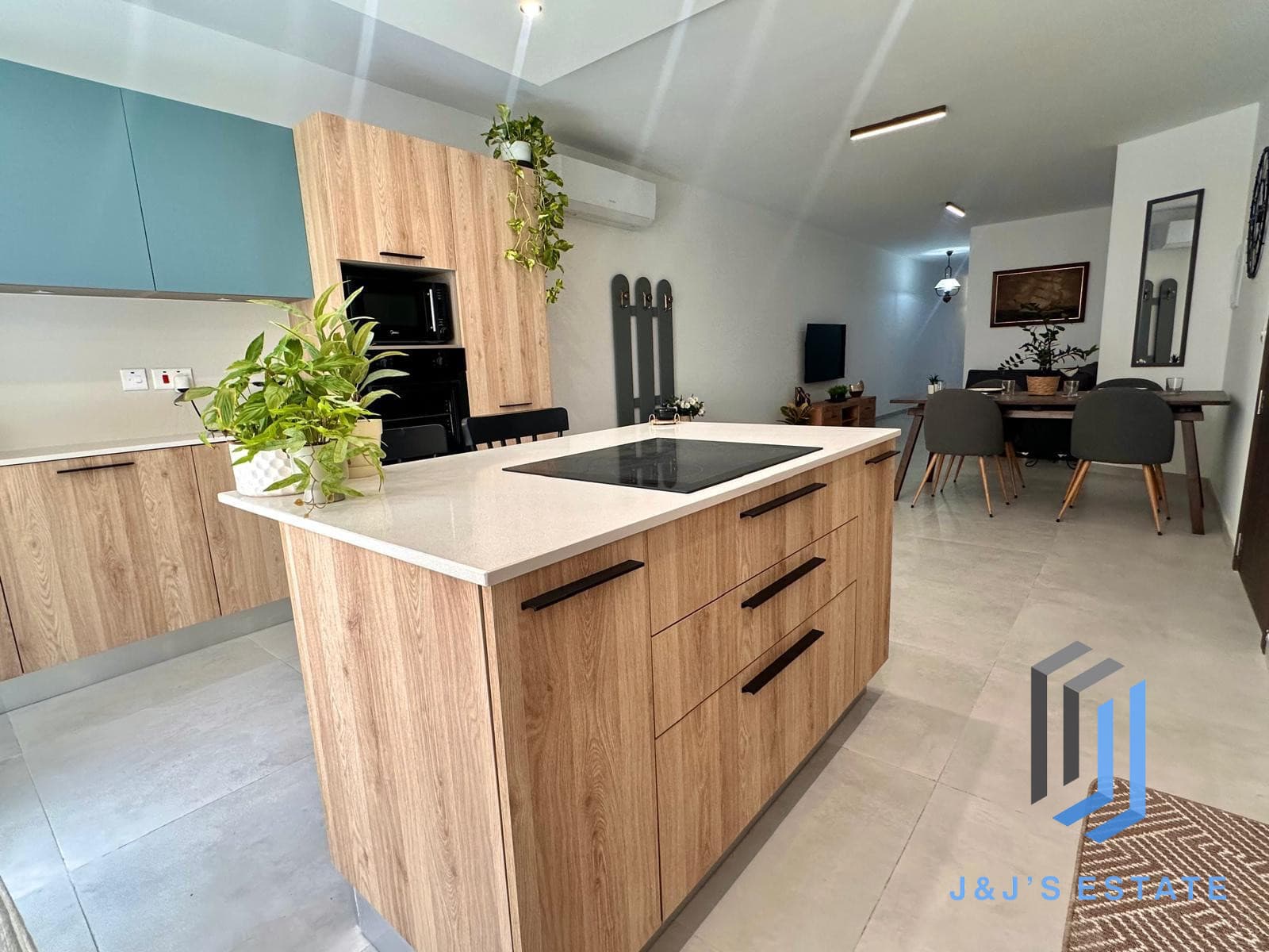 3 Bedroom Maisonette with Back Terrace
