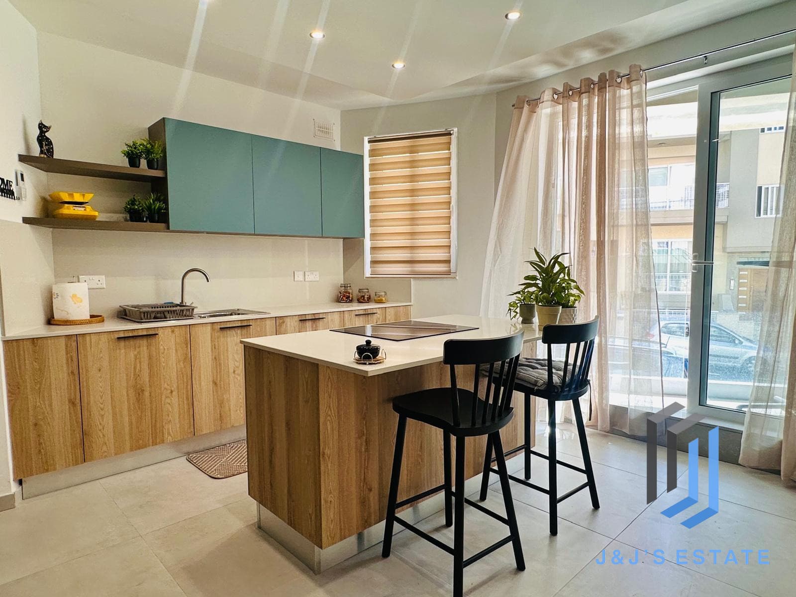 3 Bedroom Maisonette with Back Terrace · 6