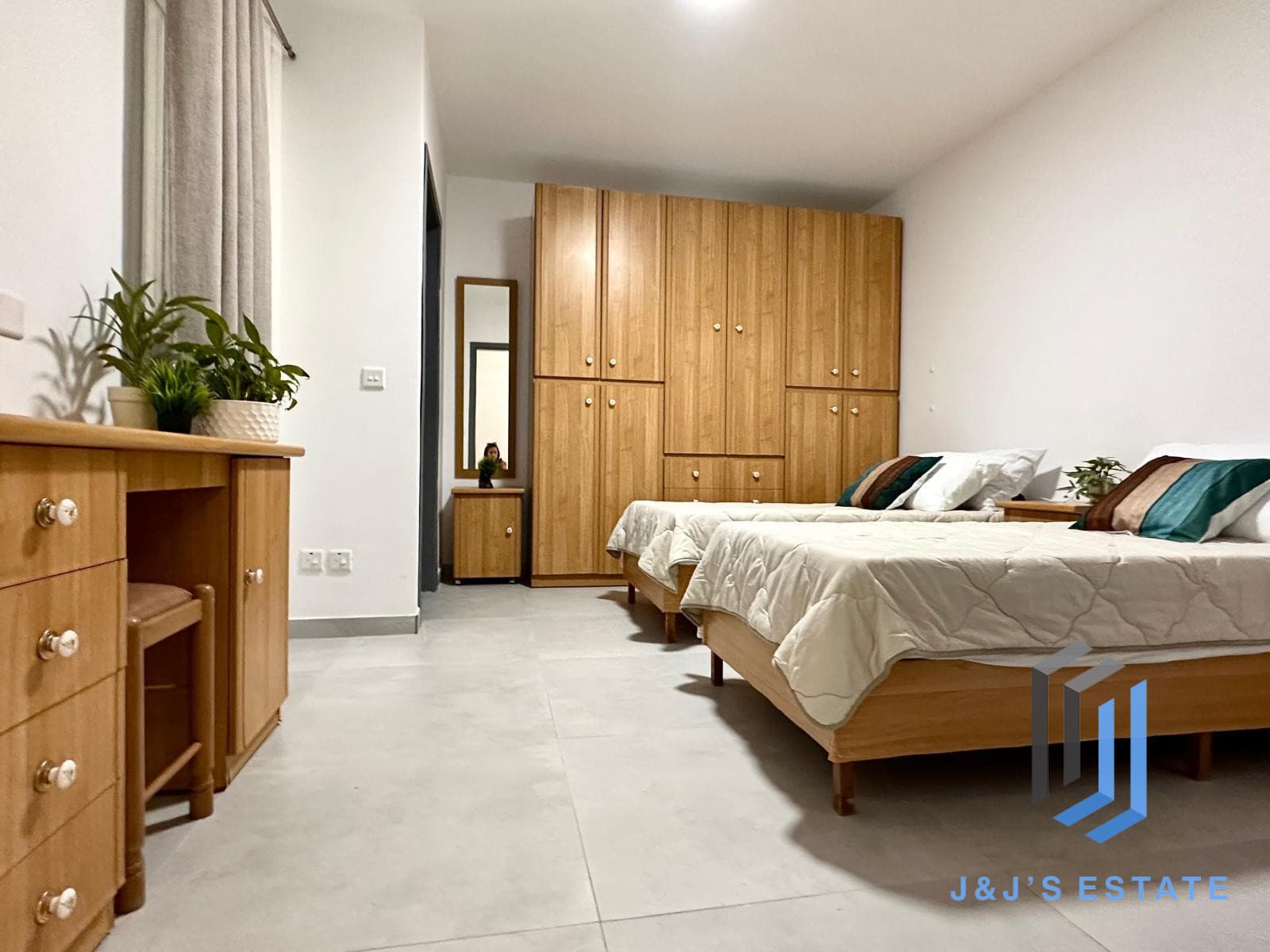 3 Bedroom Maisonette with Back Terrace · 11