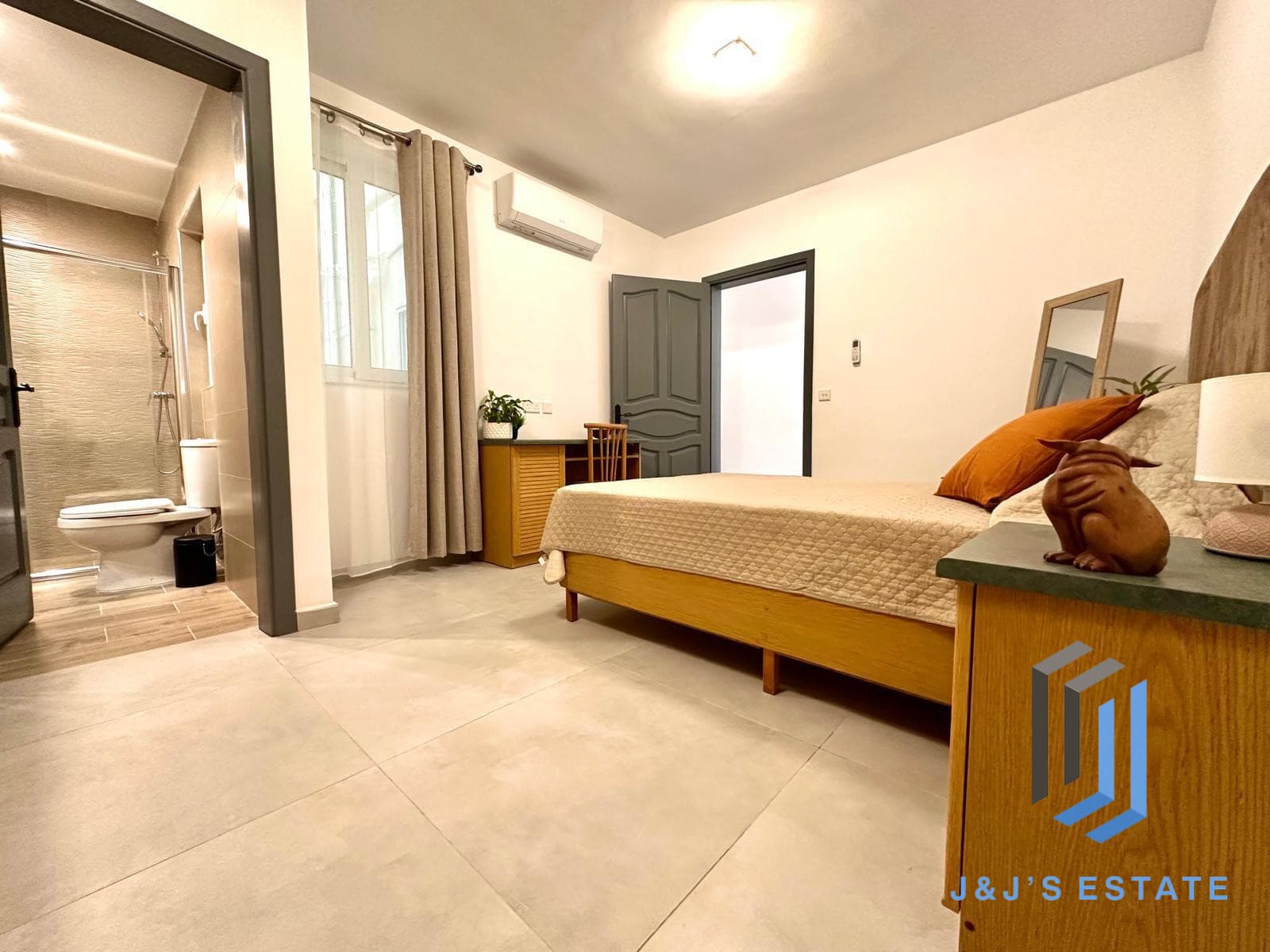 3 Bedroom Maisonette with Back Terrace · 12