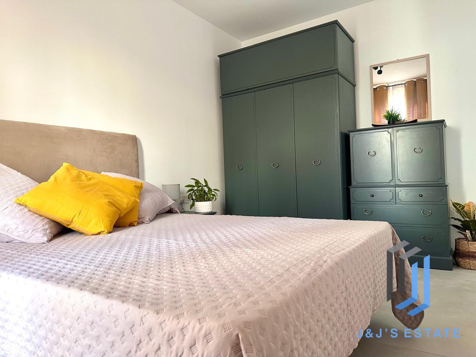 3 Bedroom Maisonette with Back Terrace · 15