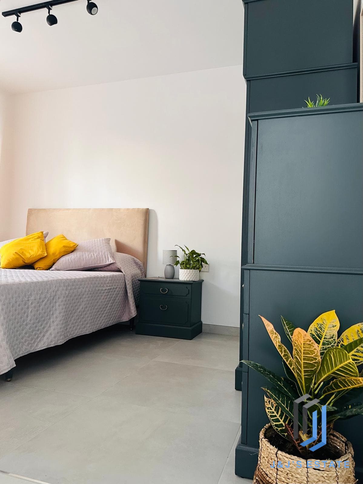 3 Bedroom Maisonette with Back Terrace · 16