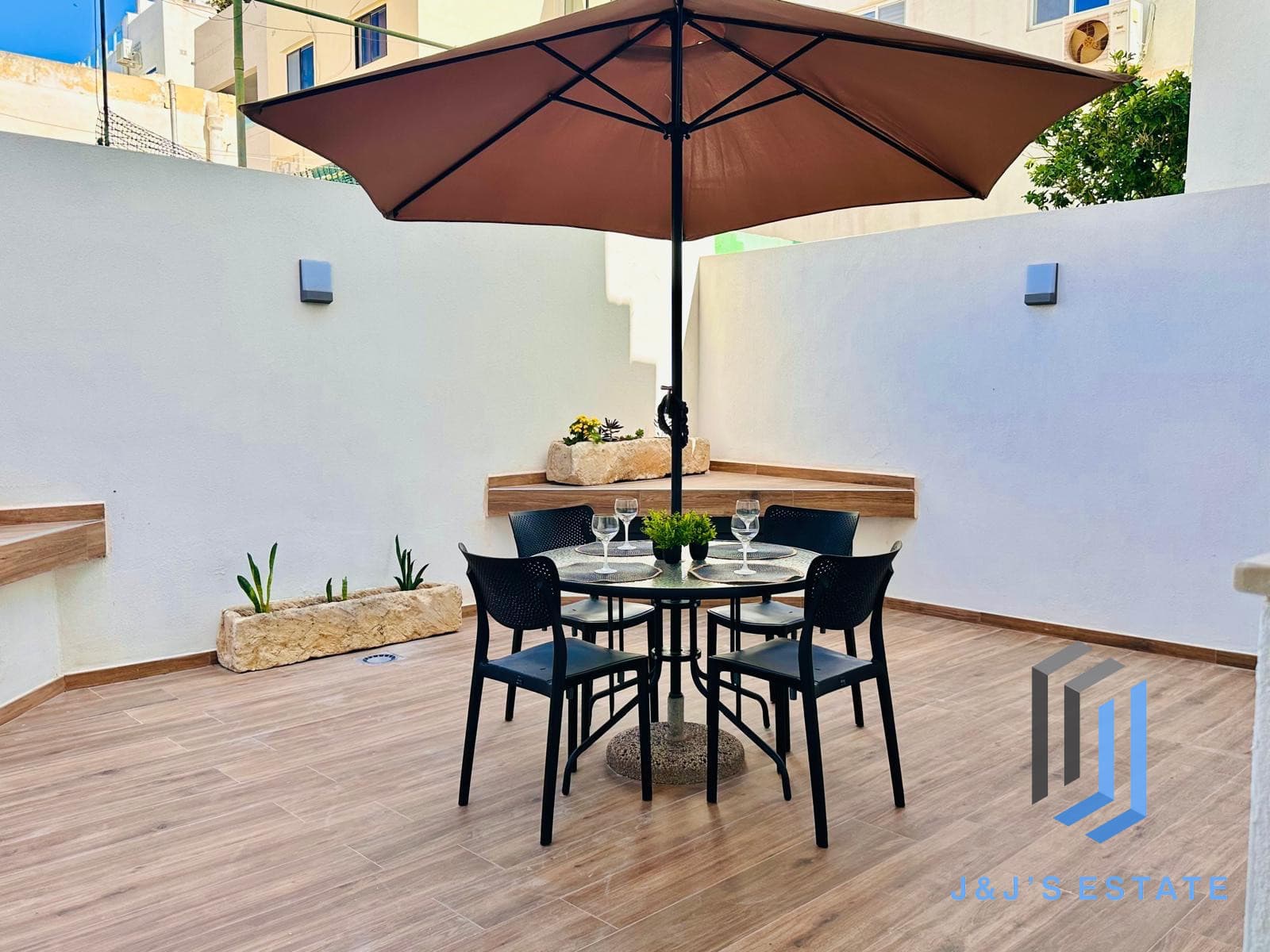3 Bedroom Maisonette with Back Terrace · 18