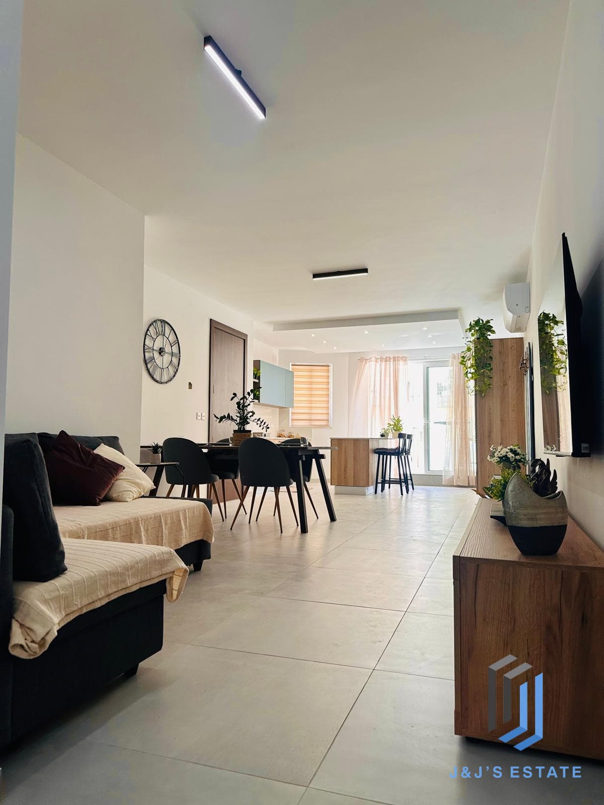 3 Bedroom Maisonette with Back Terrace · 10