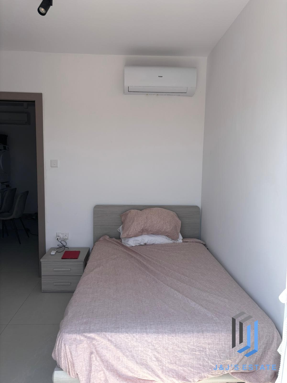Modern 2 Bedroom Apartment in Prime Location · 6