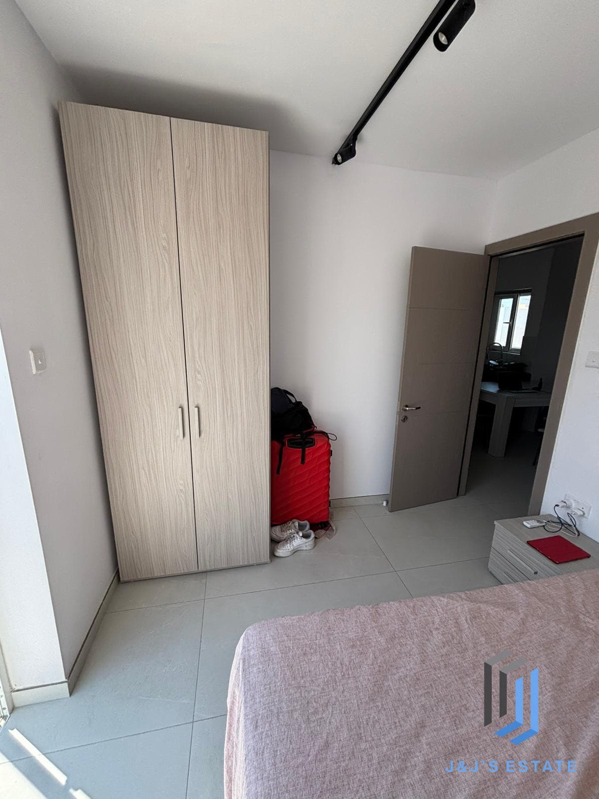 Modern 2 Bedroom Apartment in Prime Location · 7