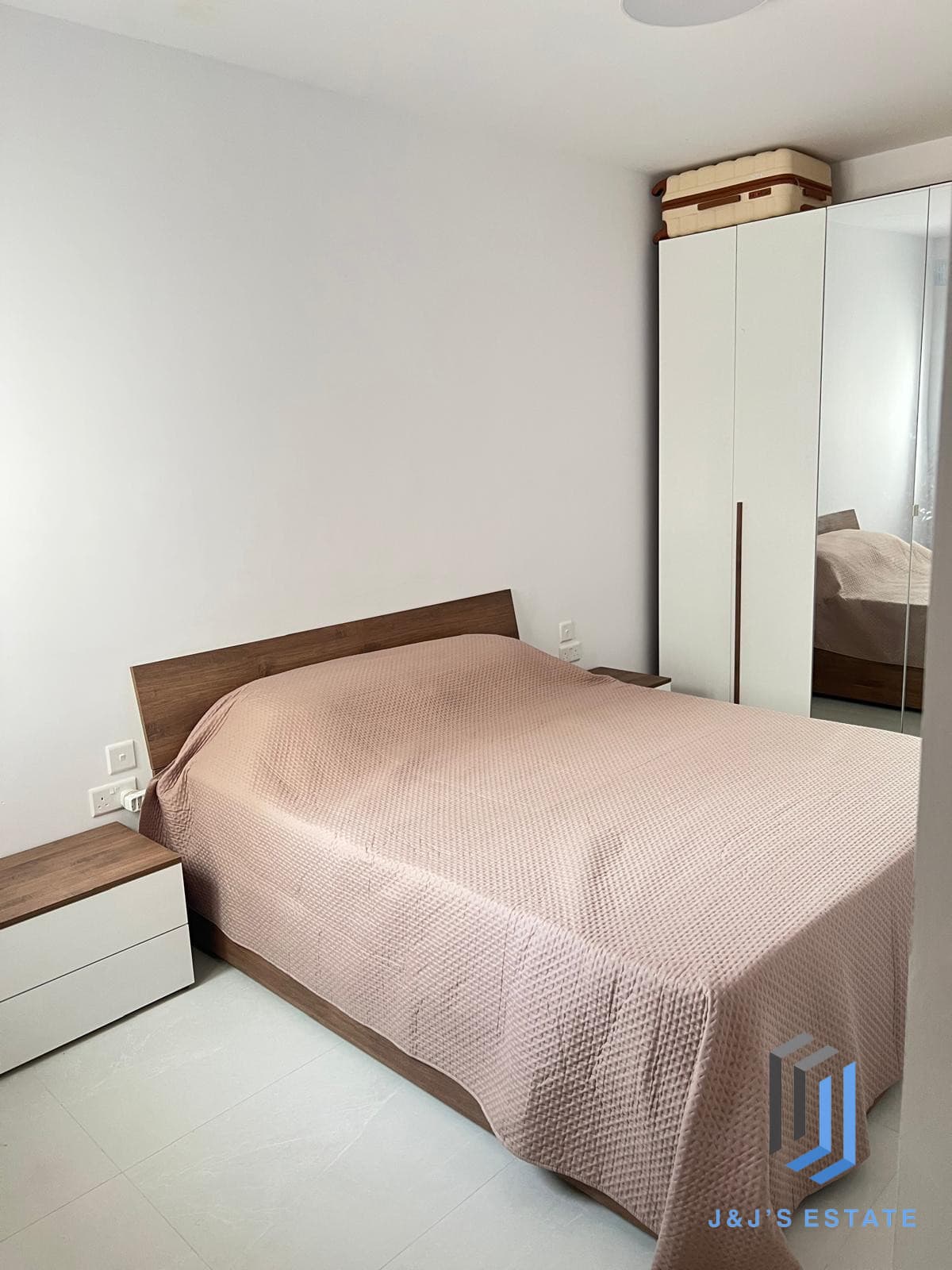 Modern 2 Bedroom Apartment in Prime Location · 8