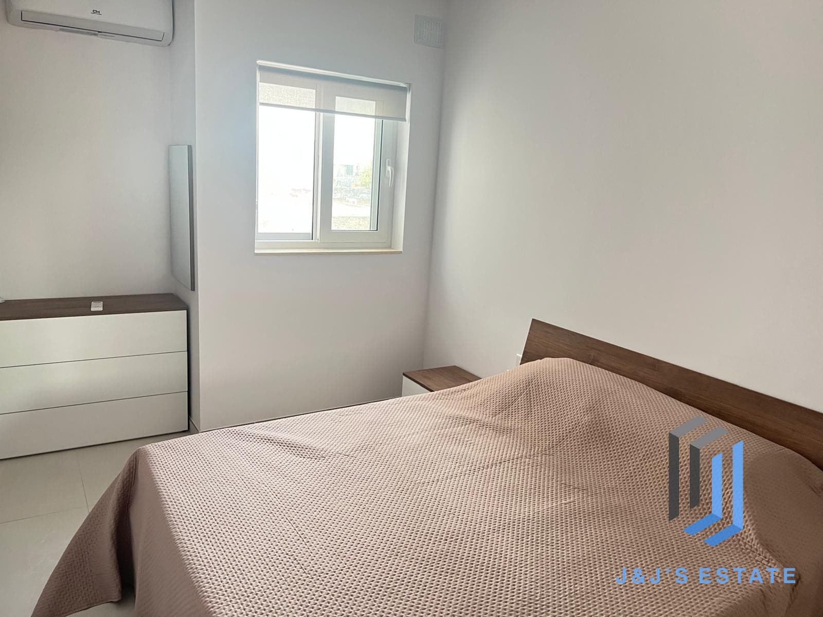 Modern 2 Bedroom Apartment in Prime Location · 9