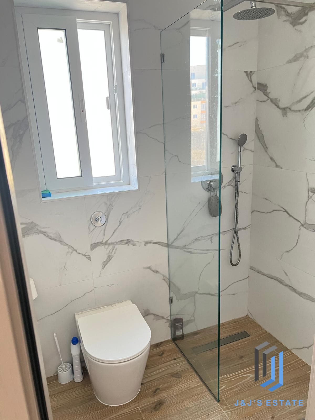 Modern 2 Bedroom Apartment in Prime Location · 10