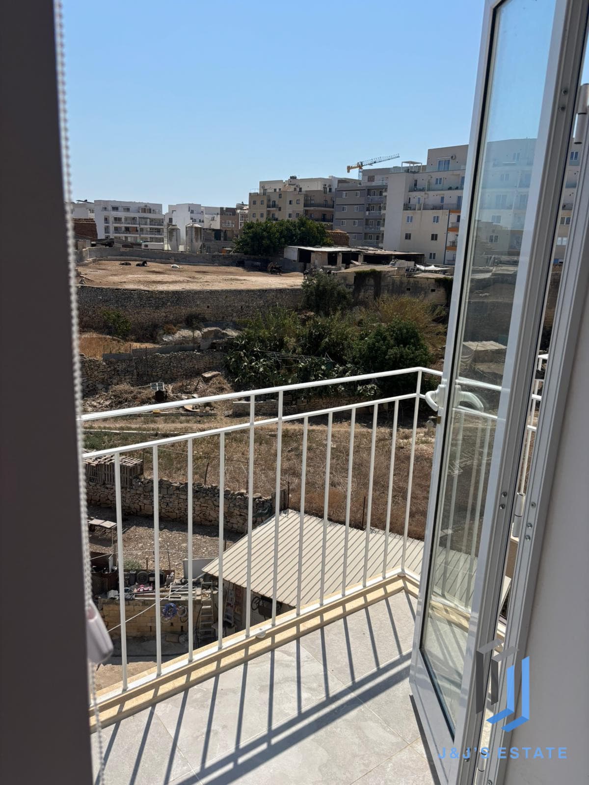 Modern 2 Bedroom Apartment in Prime Location · 4