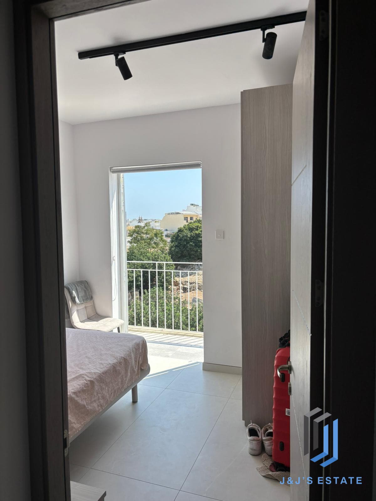Modern 2 Bedroom Apartment in Prime Location · 5