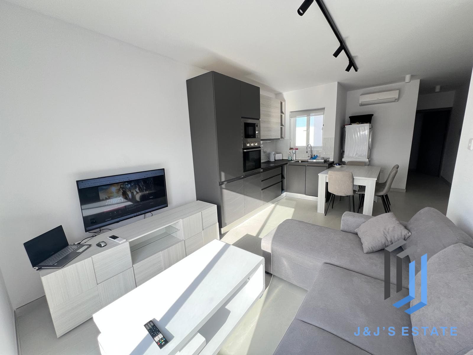 Modern 2 Bedroom Apartment in Prime Location