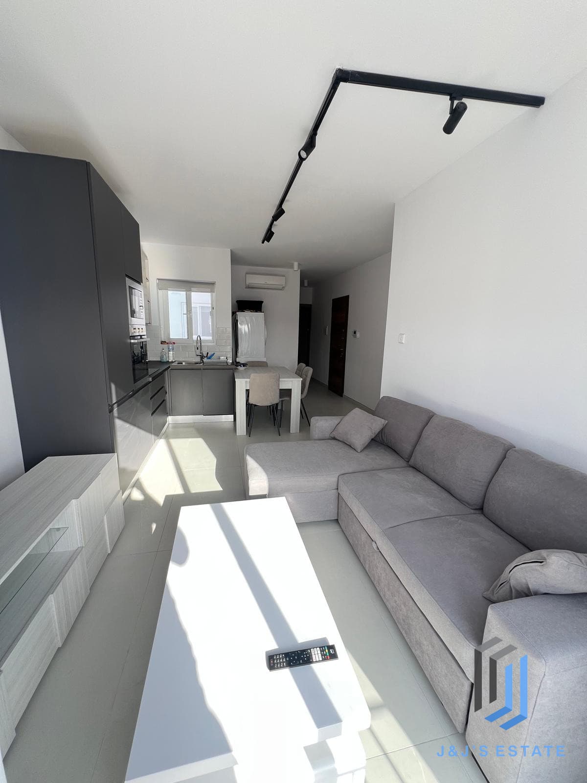 Modern 2 Bedroom Apartment in Prime Location · 3