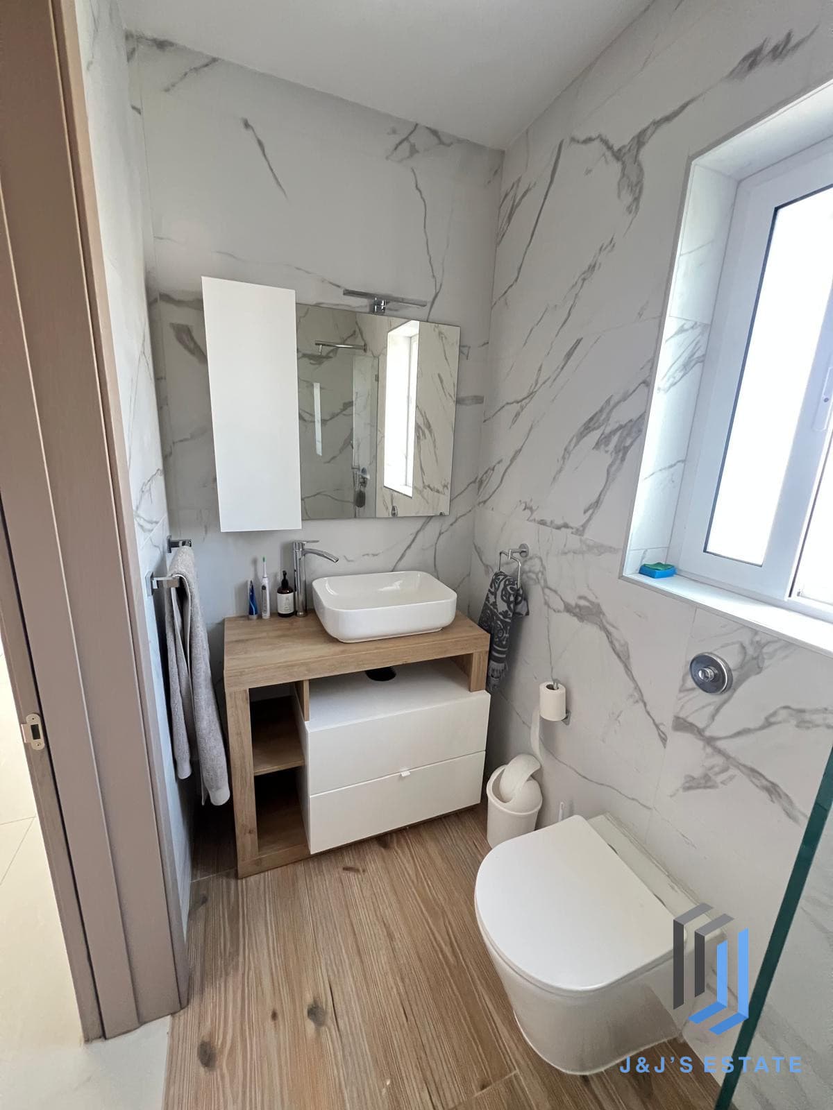Modern 2 Bedroom Apartment in Prime Location · 11
